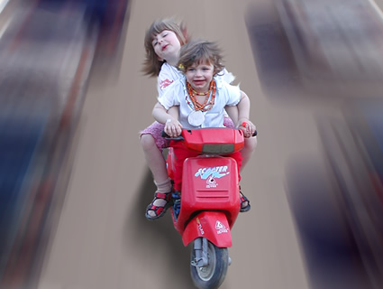 foto nenas en moto